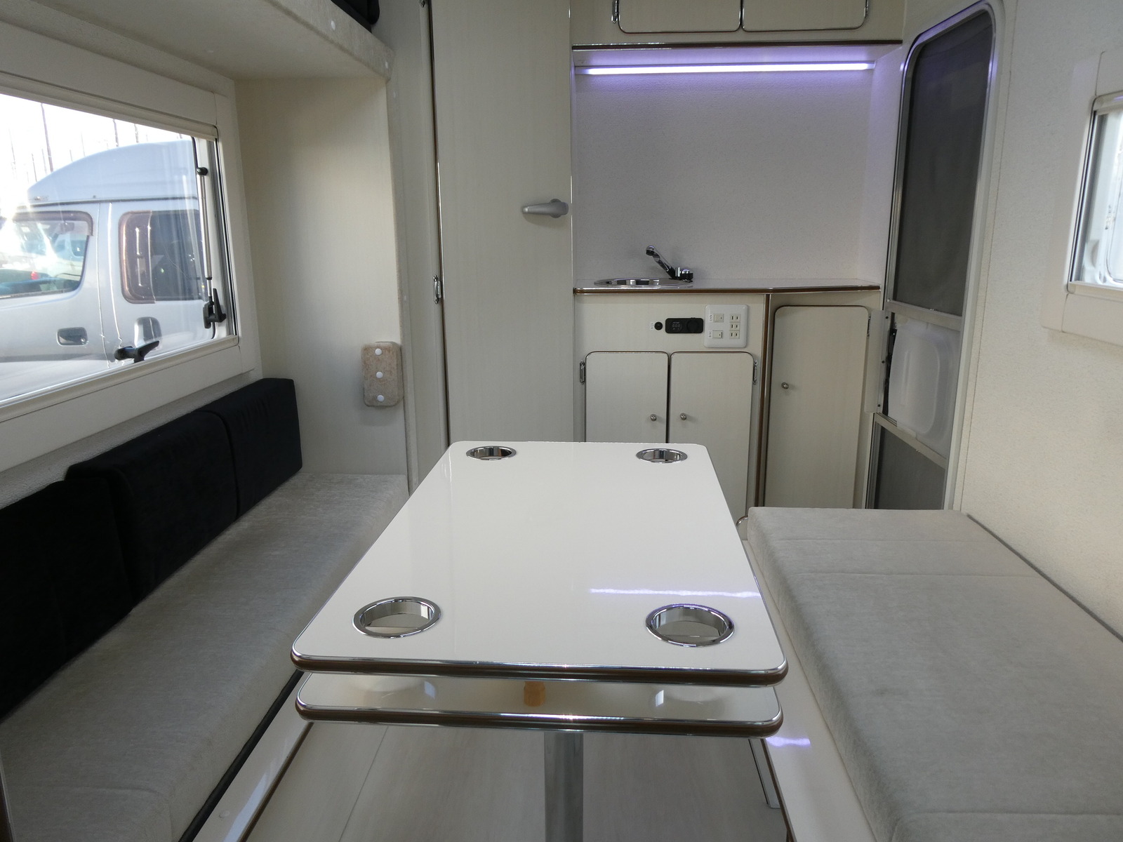 キャンピングカーキャブコン