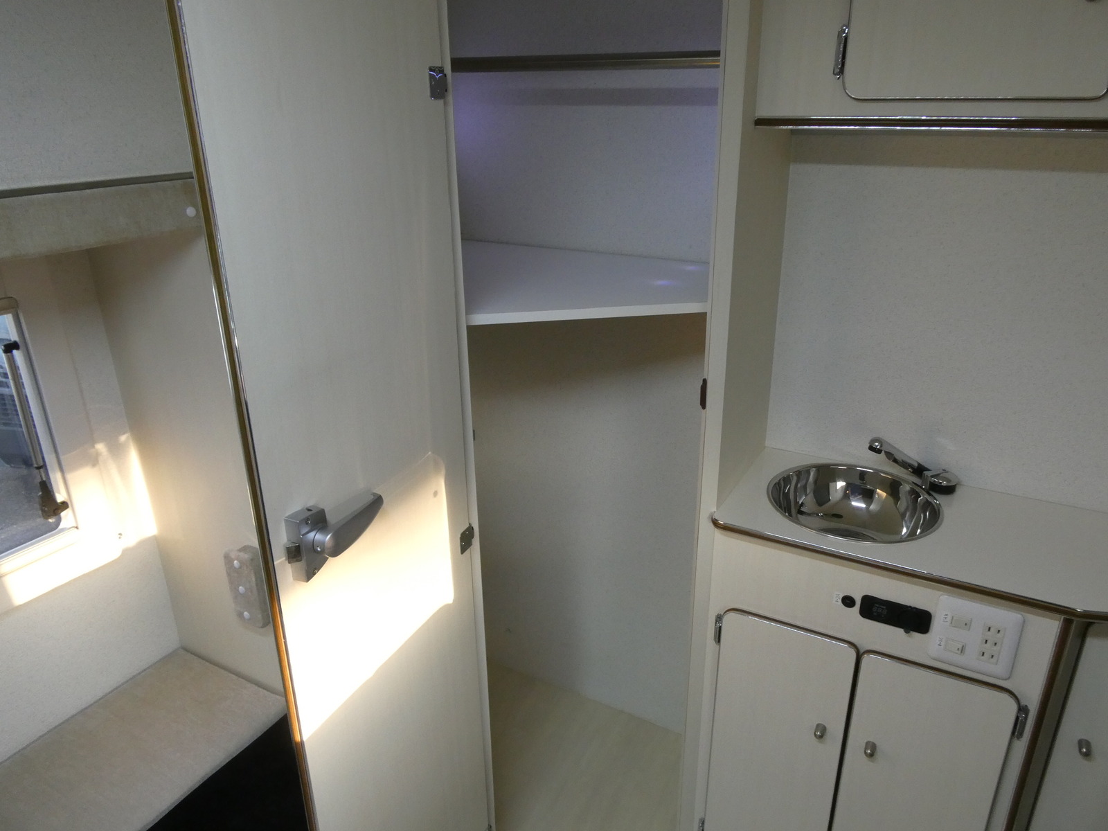 キャンピングカーキャブコン