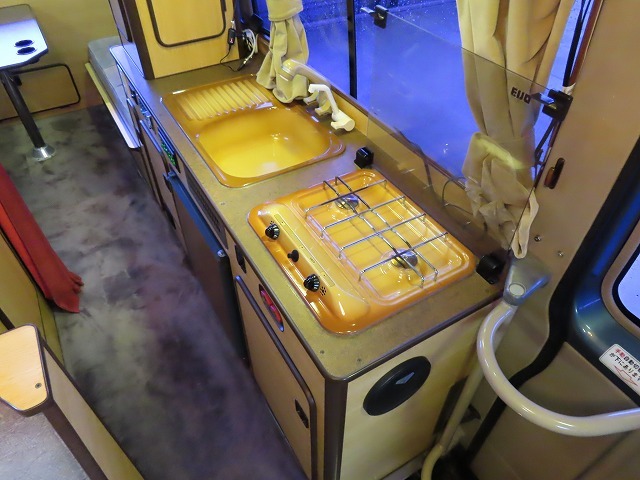 キャンピングカーバスコン