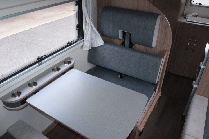 キャンピングカーキャブコン