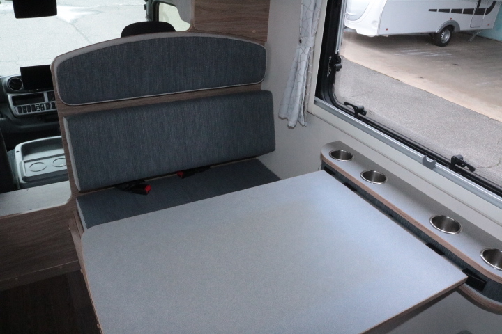 キャンピングカーキャブコン