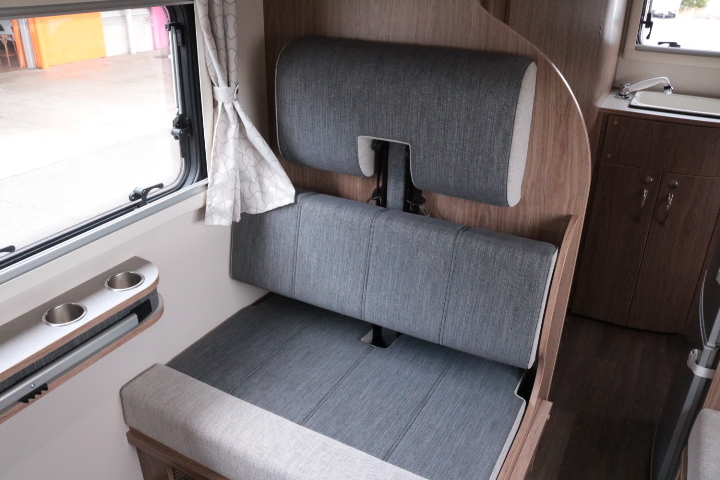 キャンピングカーキャブコン