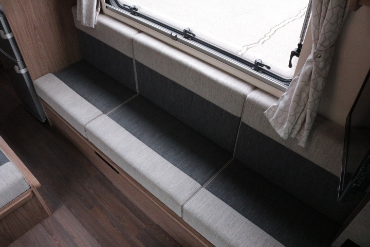 キャンピングカーキャブコン