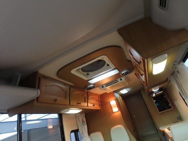 キャンピングカーバスコン