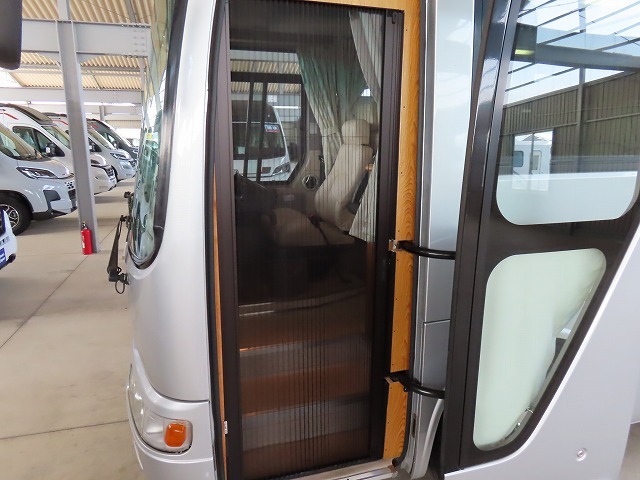 キャンピングカーバスコン