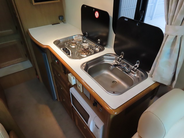 キャンピングカーバスコン