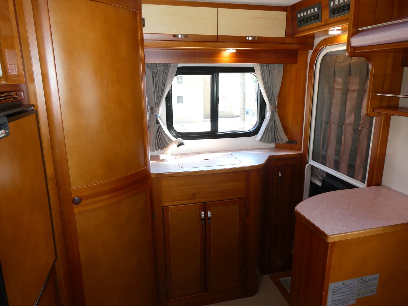 キャンピングカーNV200