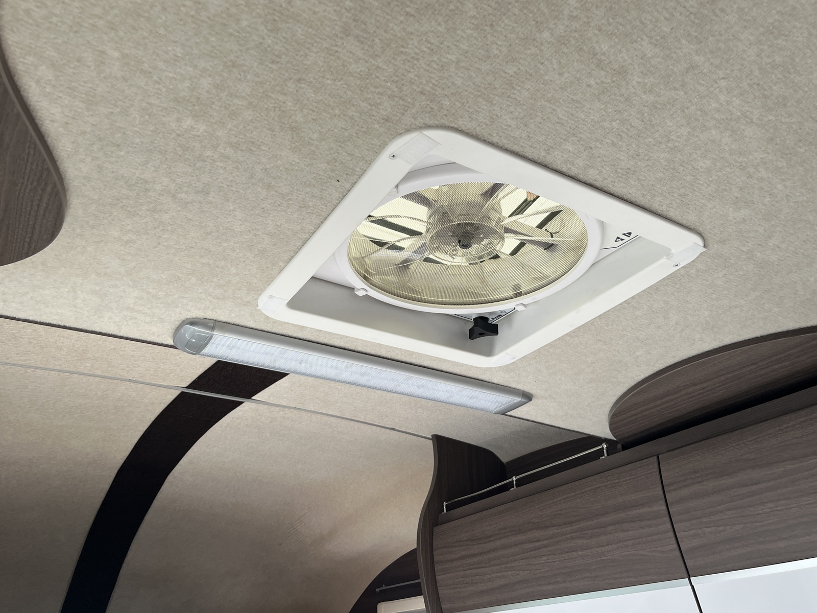 キャンピングカーキャブコン