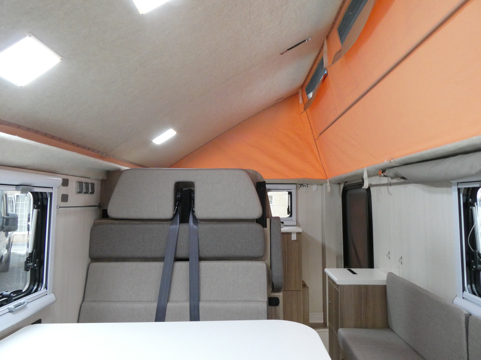 キャンピングカーキャブコン