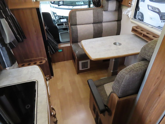 キャンピングカーキャブコン