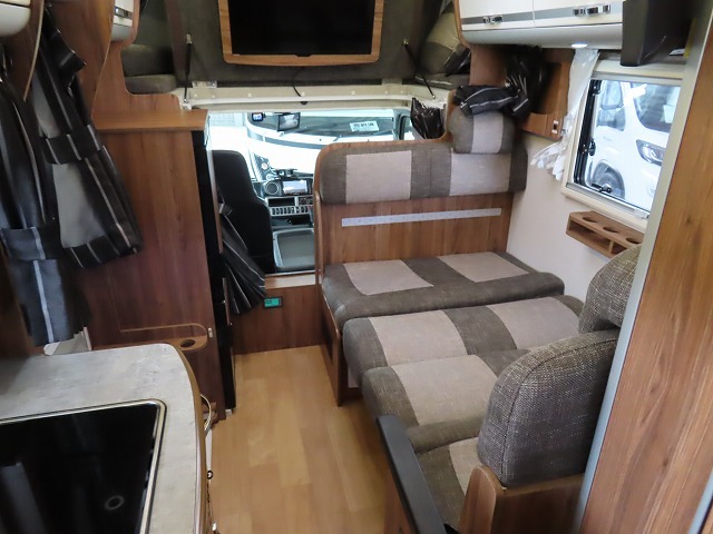 キャンピングカーキャブコン