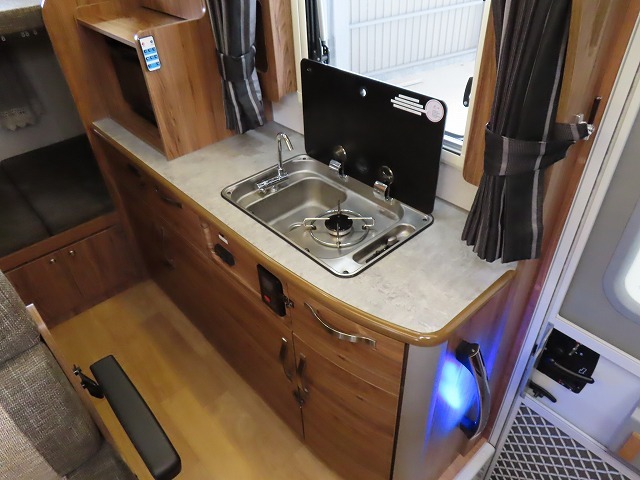 キャンピングカーキャブコン