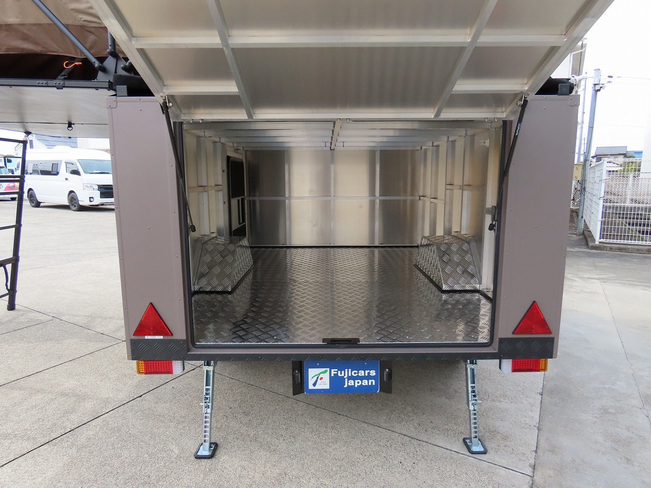 キャンピングカートレーラー