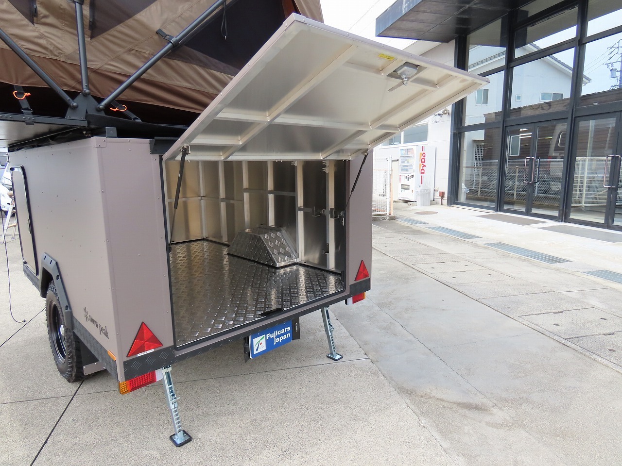 キャンピングカートレーラー