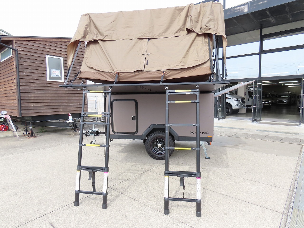 キャンピングカートレーラー