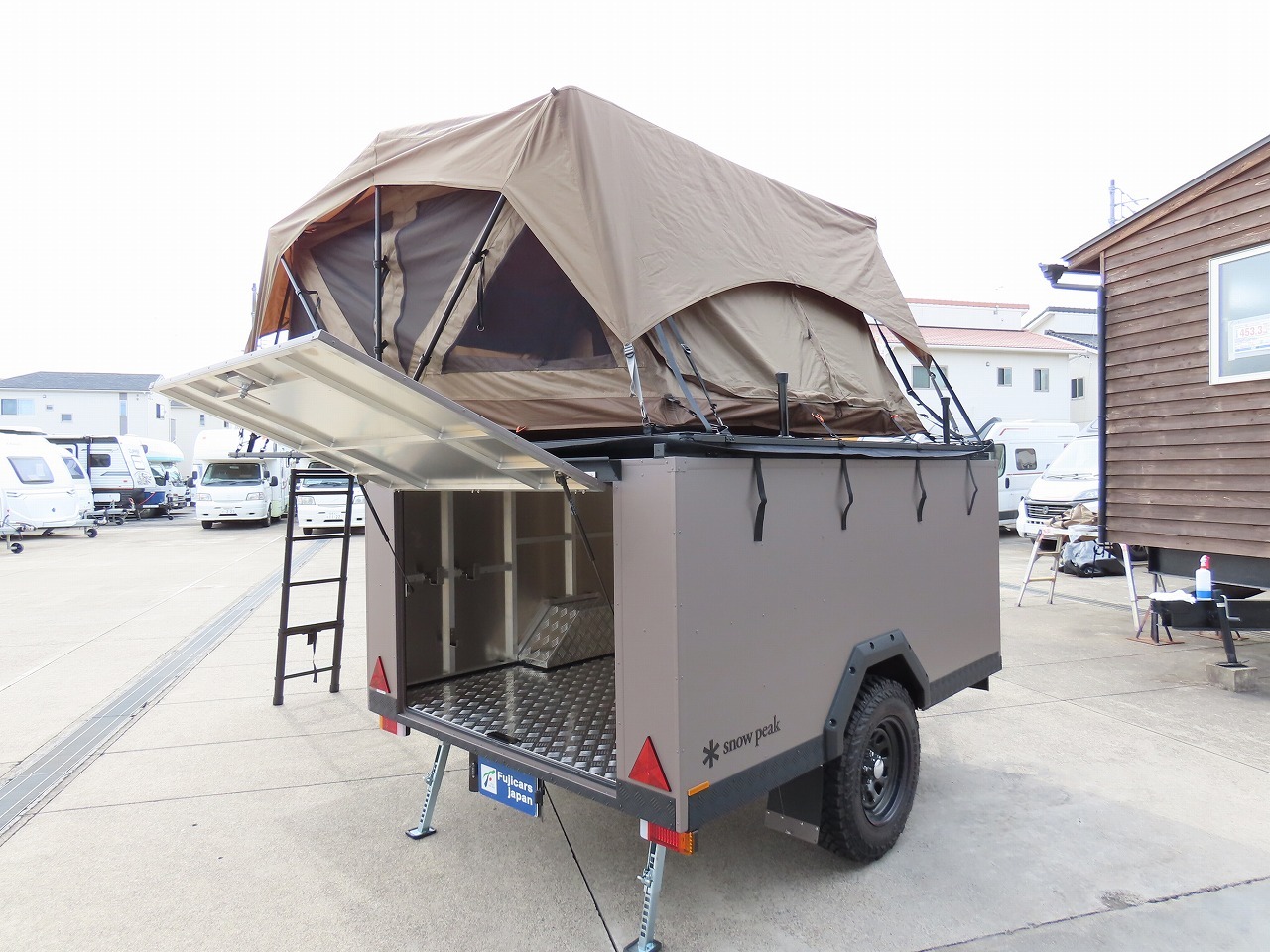 キャンピングカートレーラー