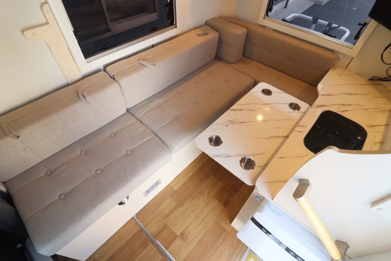 キャンピングカー軽キャンパー