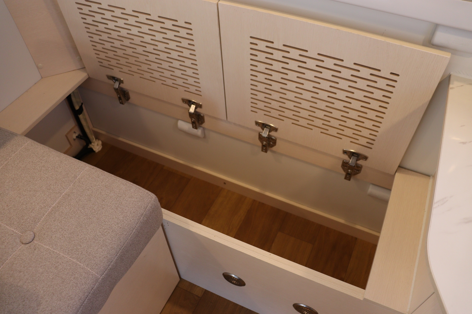 キャンピングカー軽キャンパー