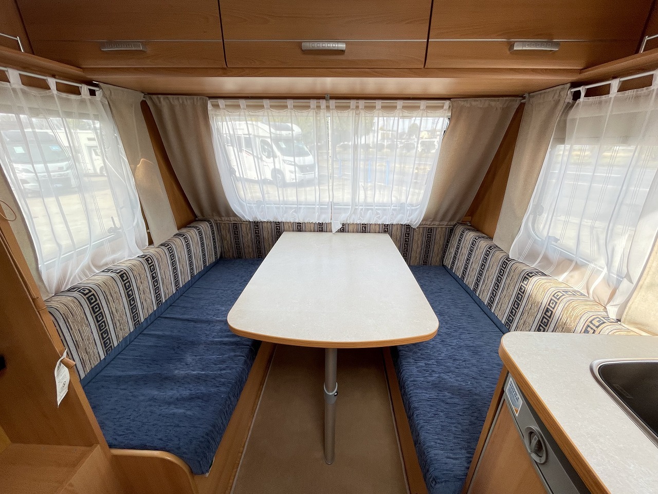 キャンピングカートレーラー