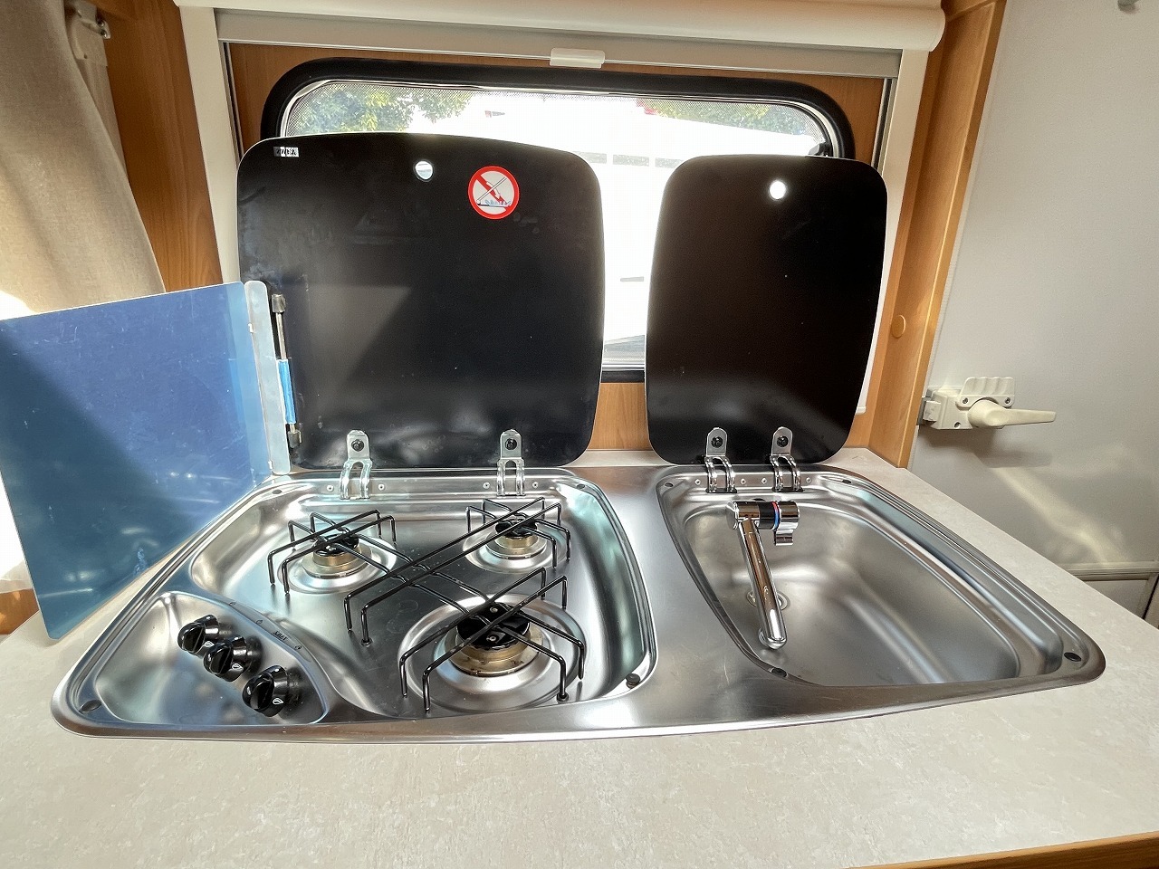 キャンピングカートレーラー