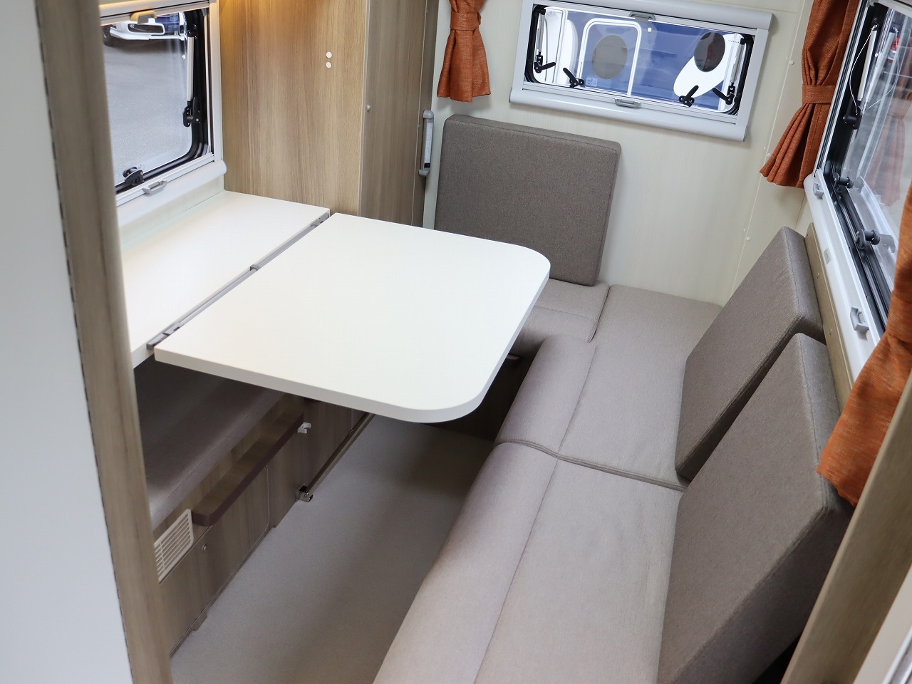 キャンピングカーキャブコン