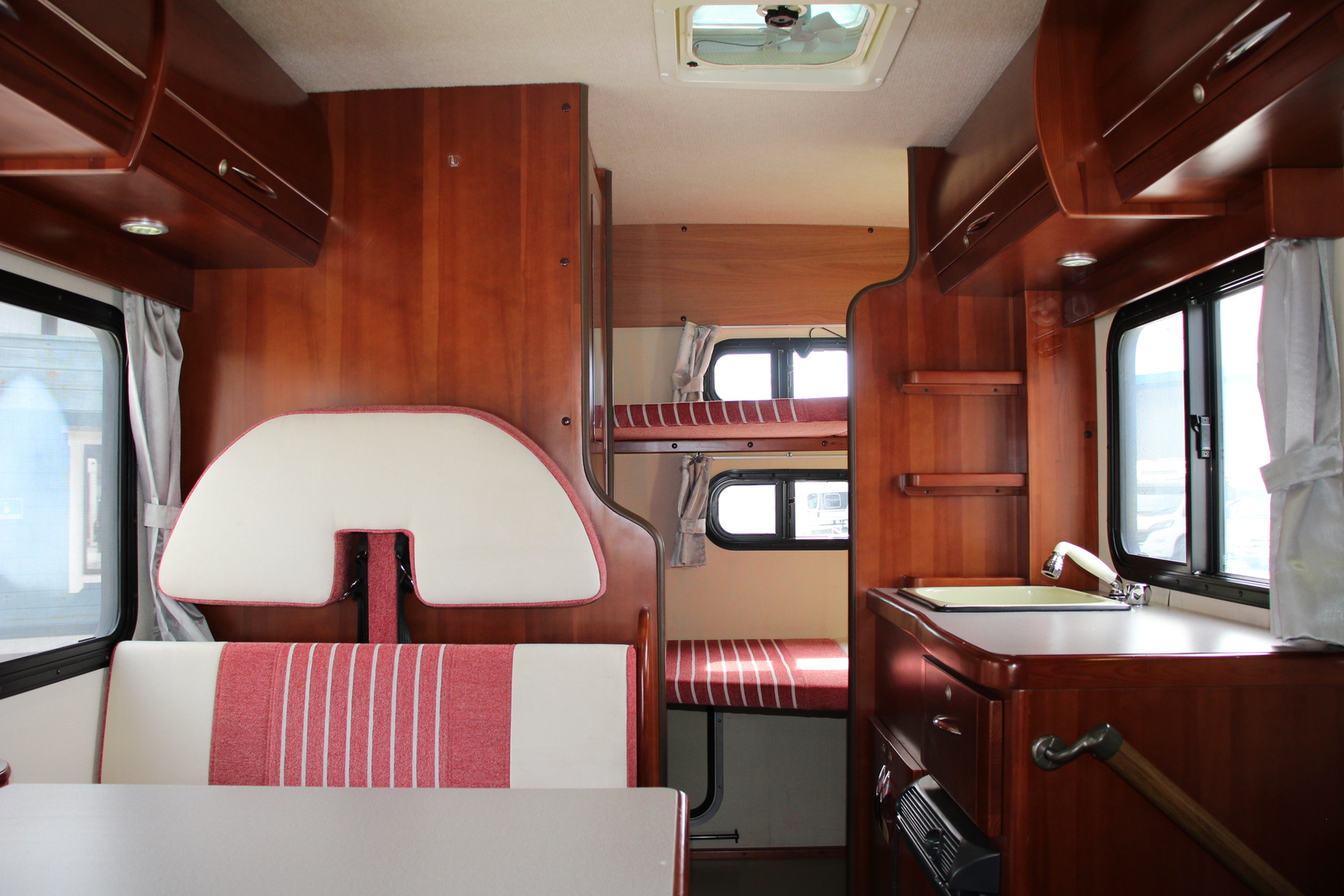 キャンピングカーキャブコン