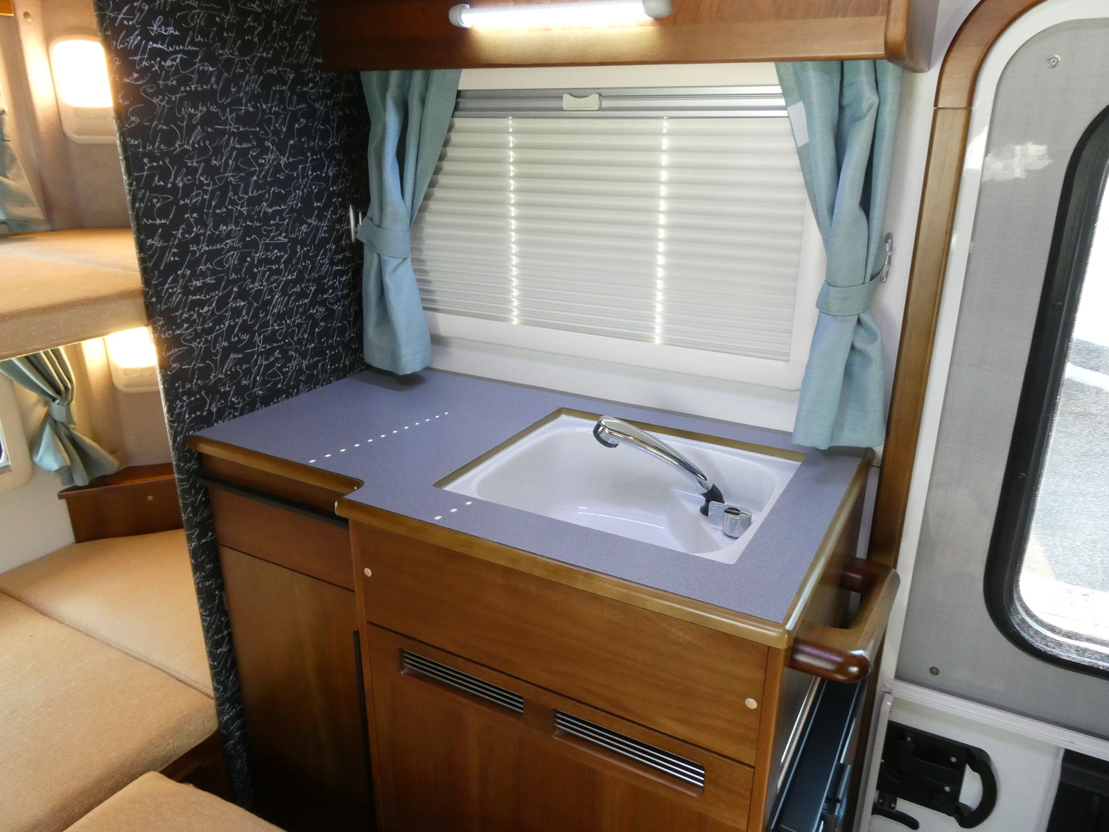 キャンピングカーキャブコン