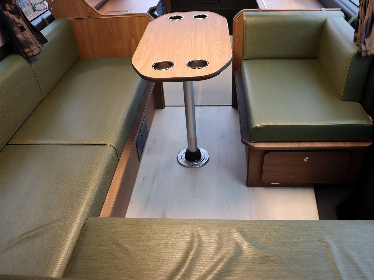 キャンピングカーバンコン