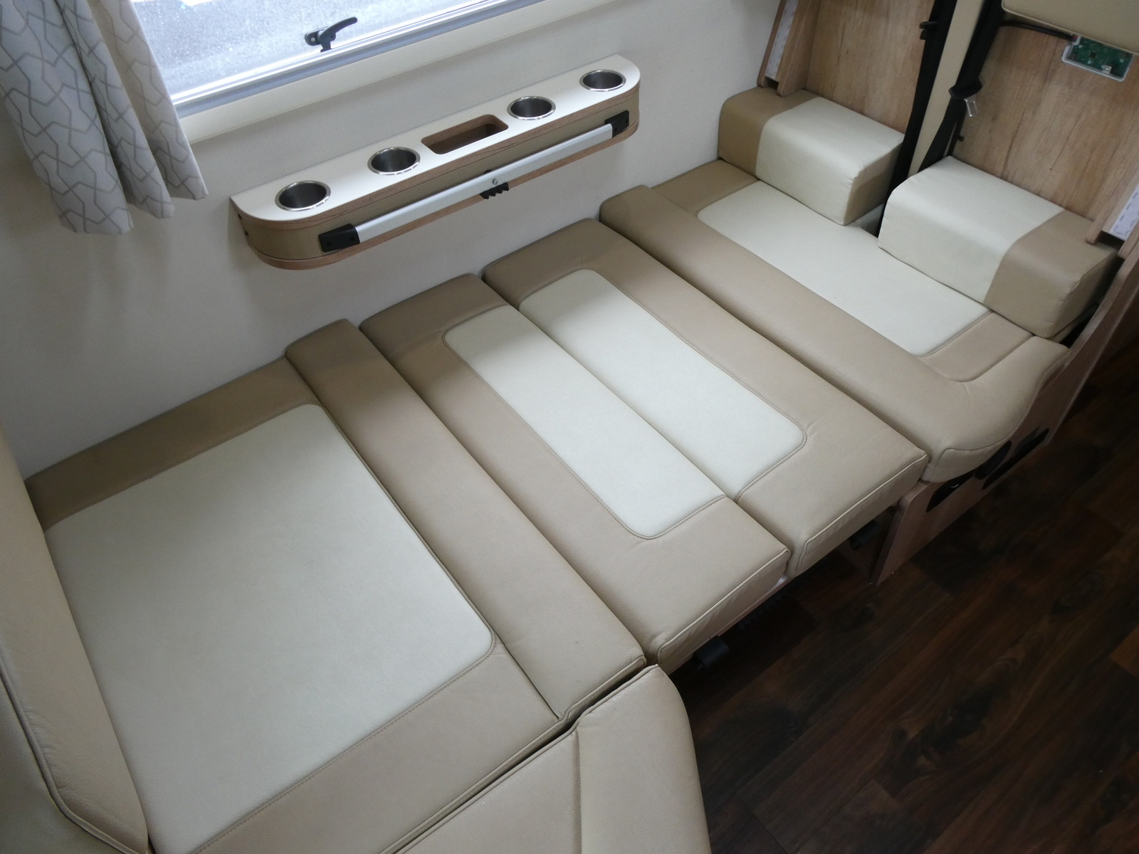 キャンピングカーキャブコン