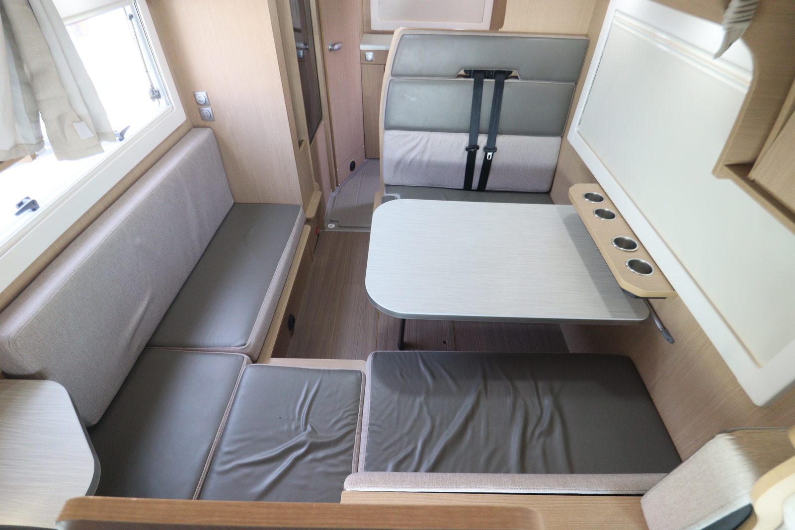 キャンピングカーキャブコン