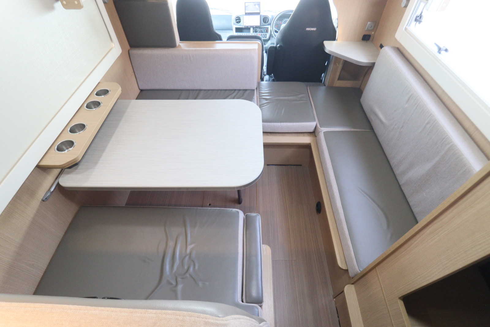 キャンピングカーキャブコン