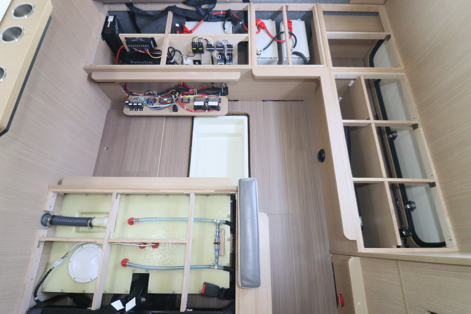 キャンピングカーキャブコン