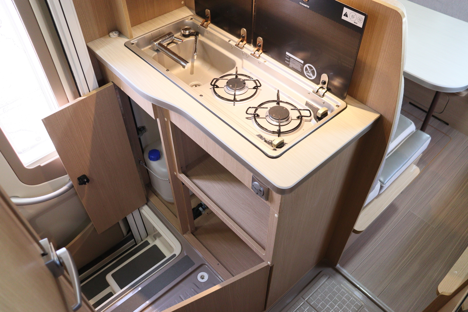 キャンピングカーキャブコン