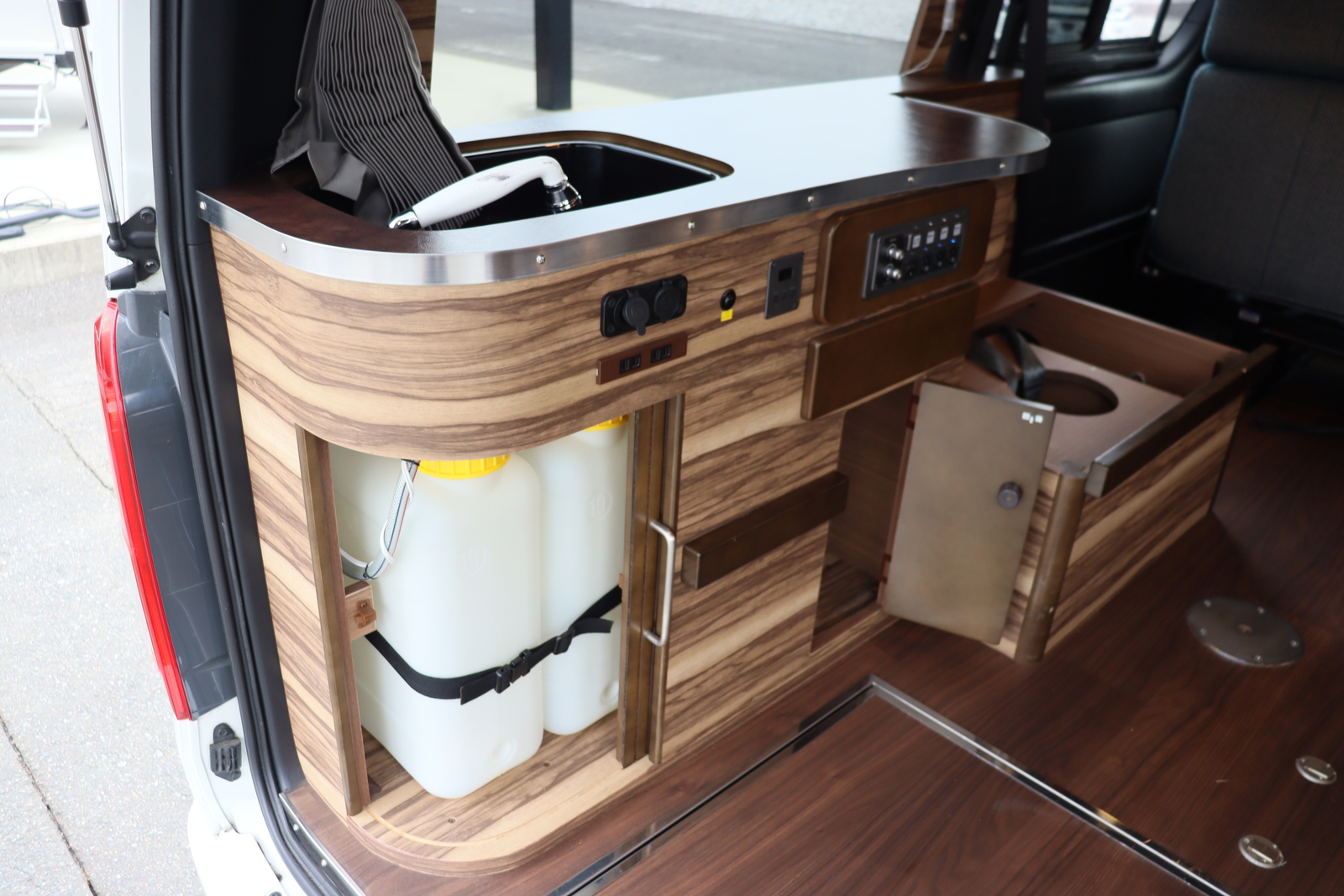 キャンピングカーバンコン