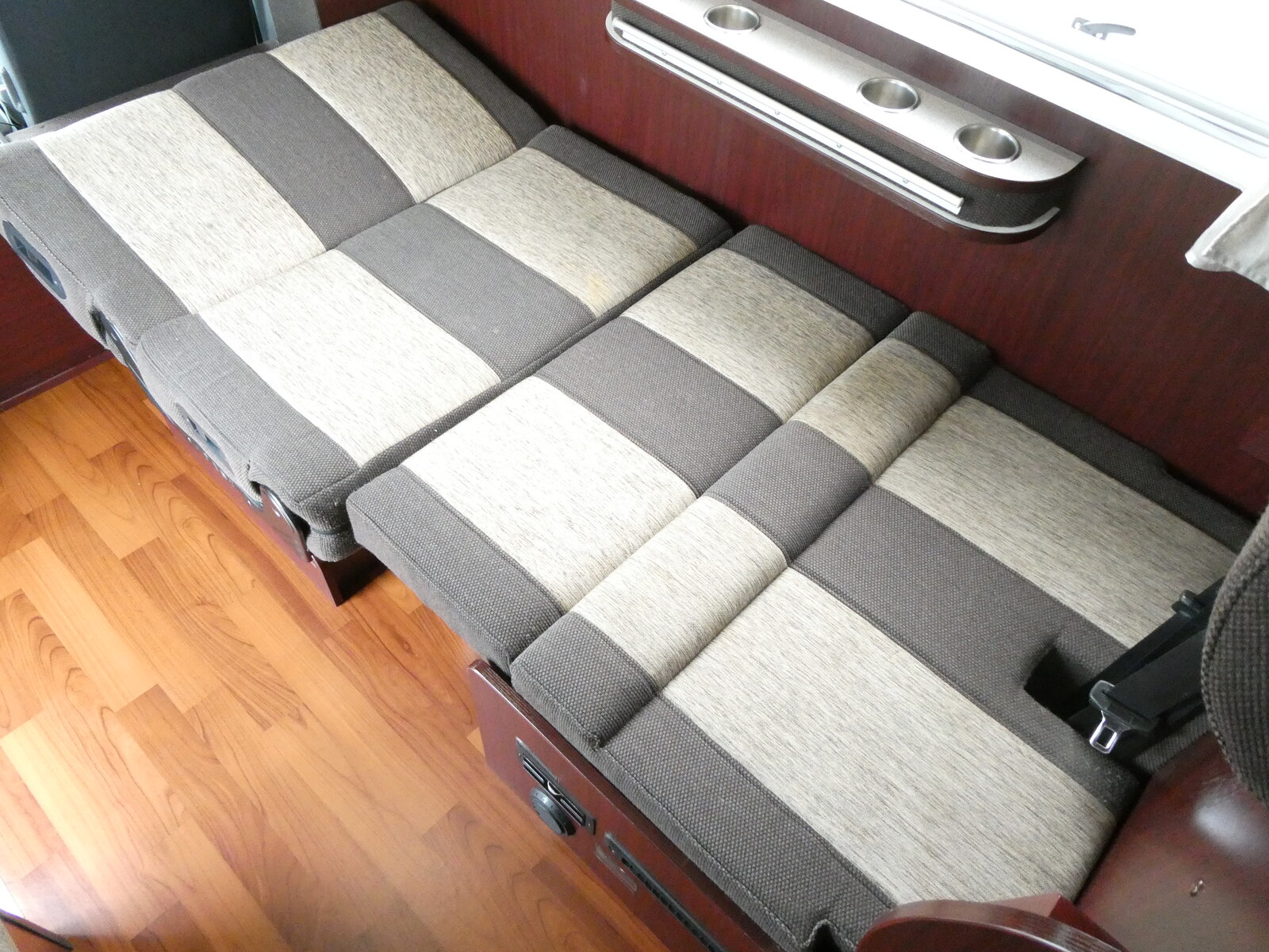 キャンピングカーキャブコン