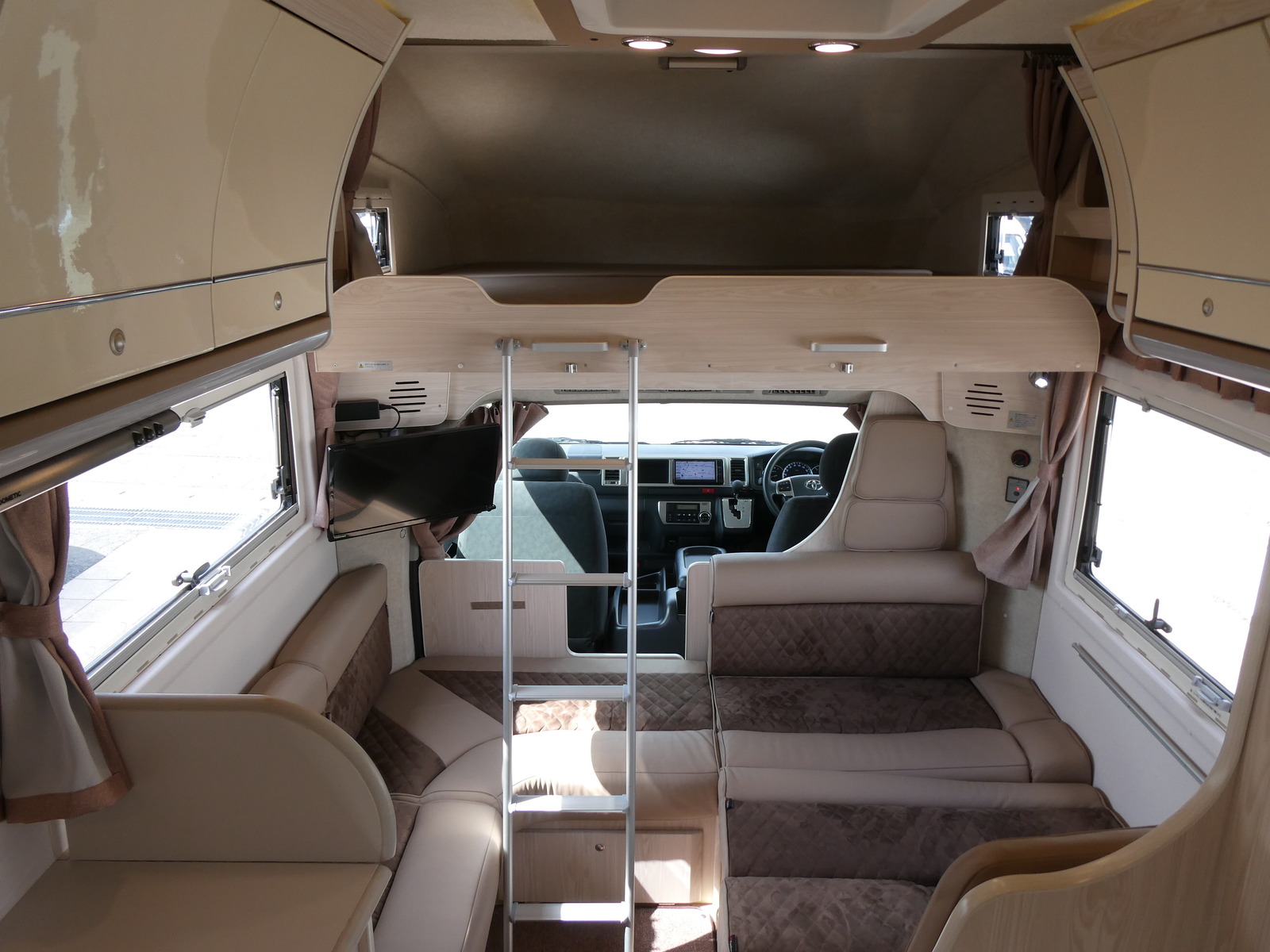 キャンピングカーキャブコン