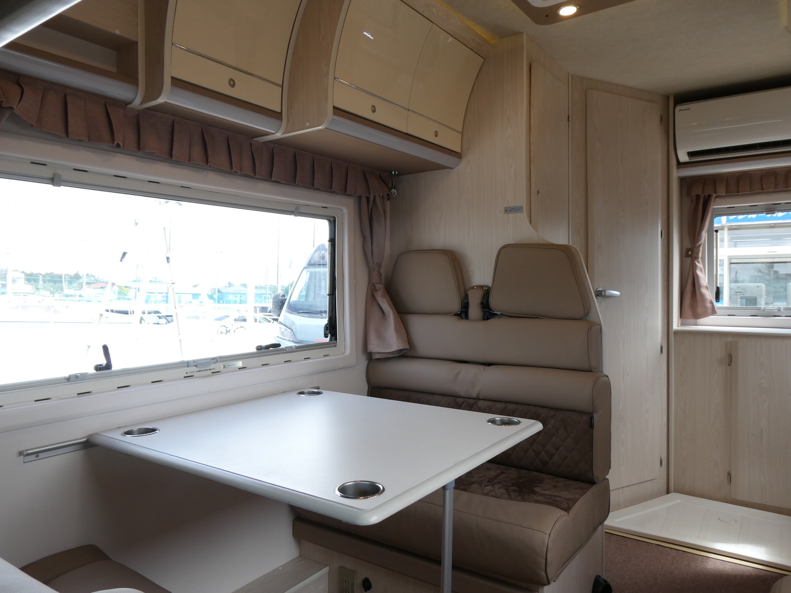 キャンピングカーキャブコン