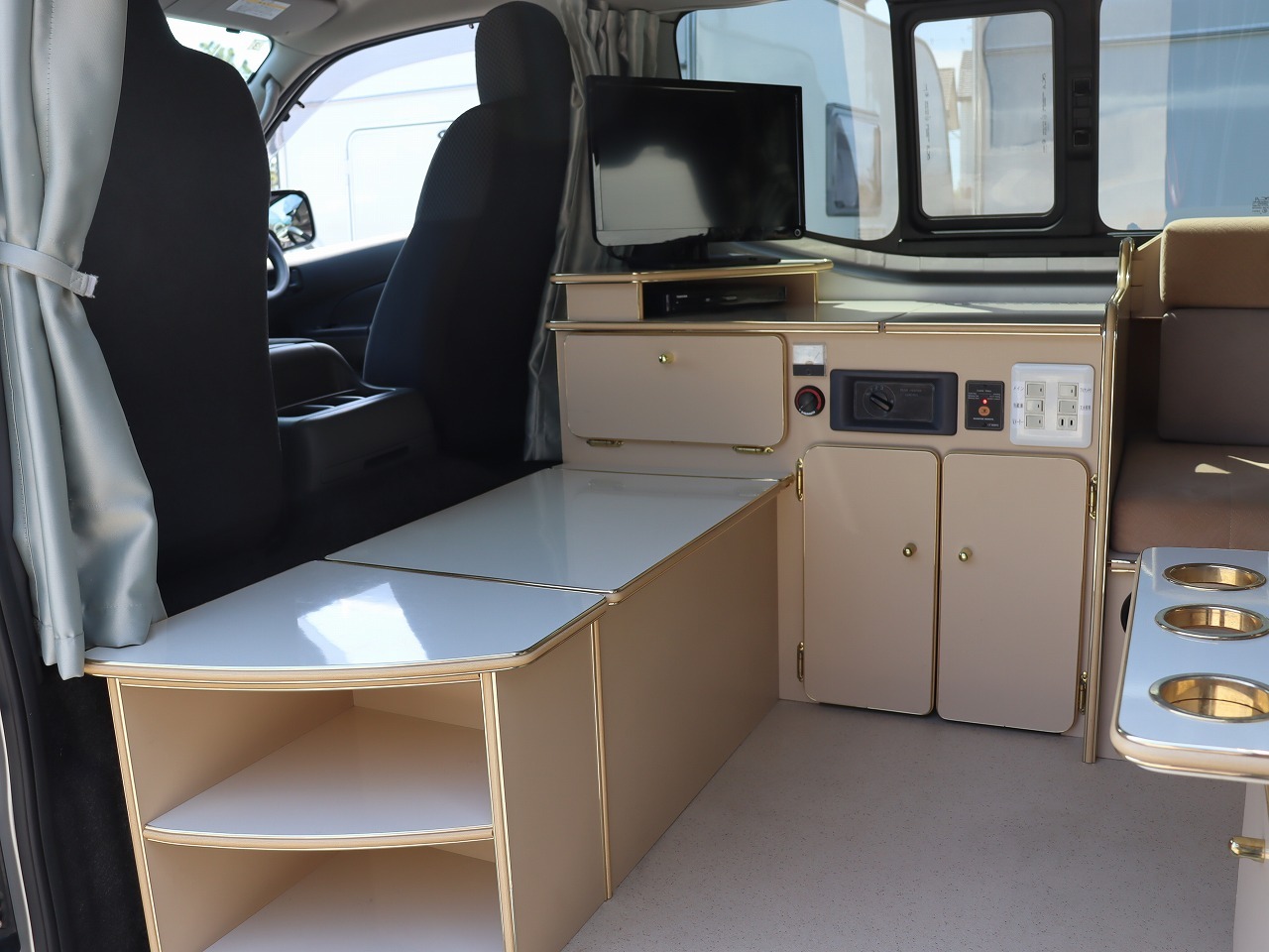 キャンピングカーバンコン