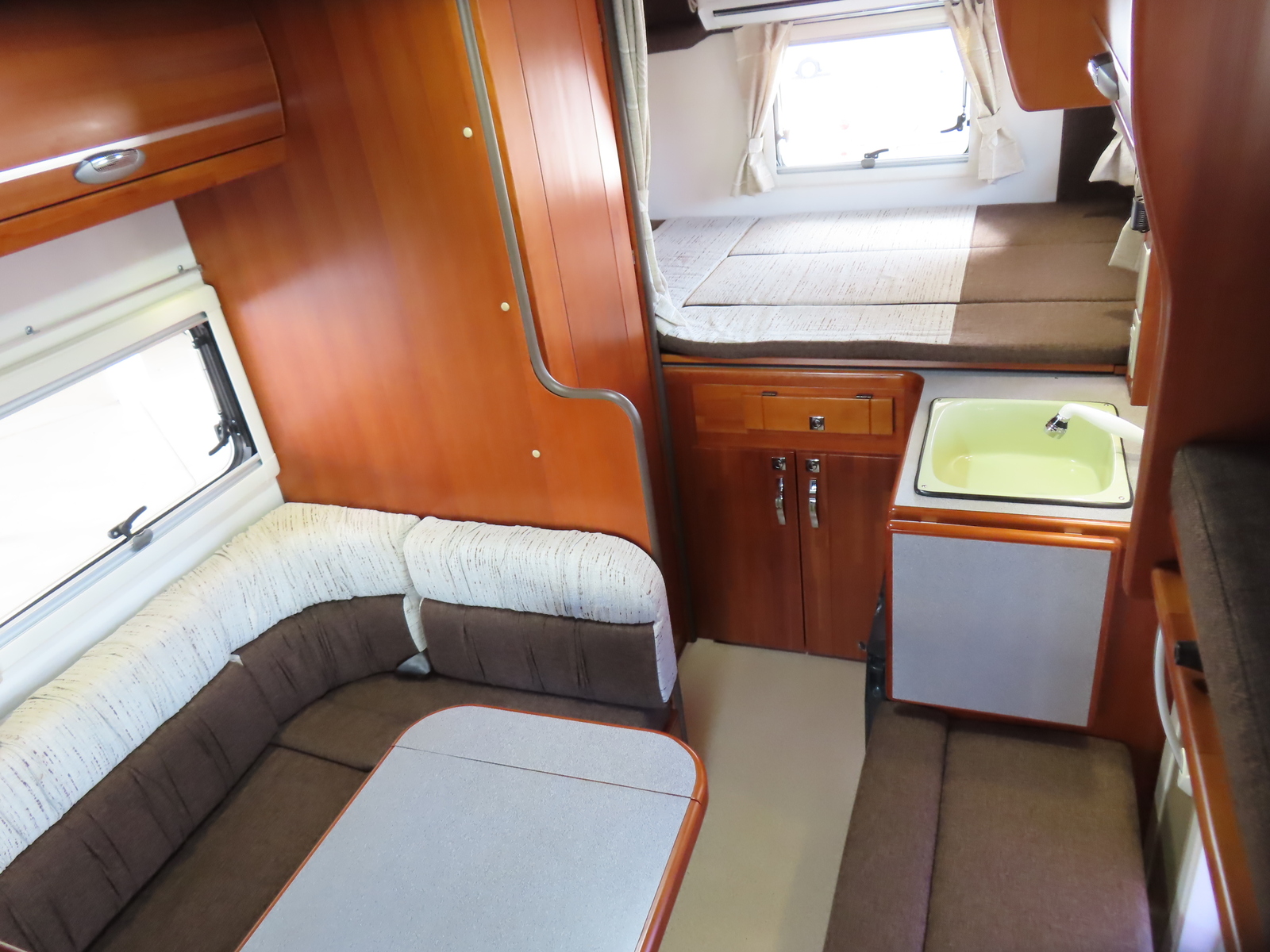 キャンピングカーキャブコン