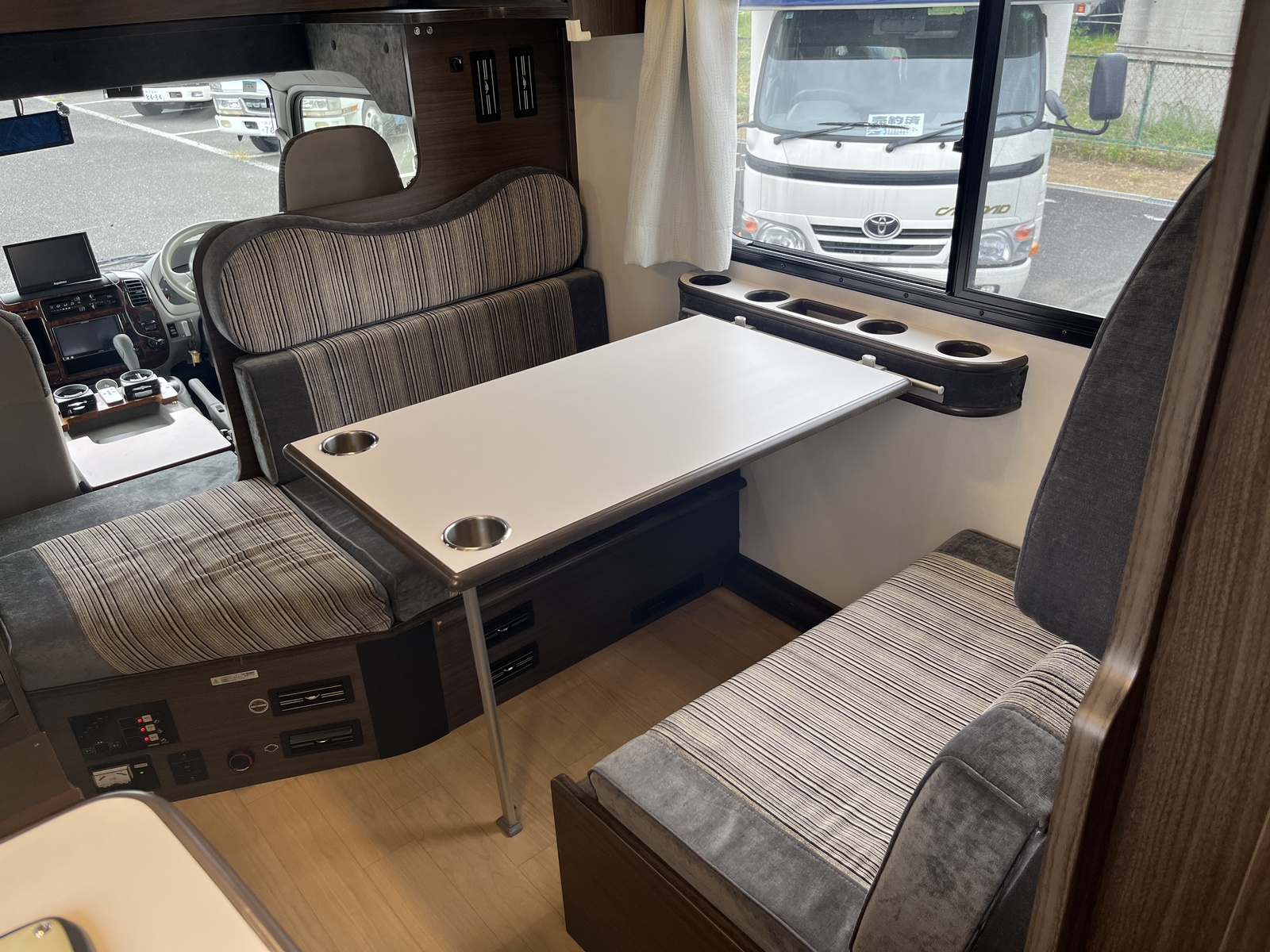 キャンピングカーキャブコン