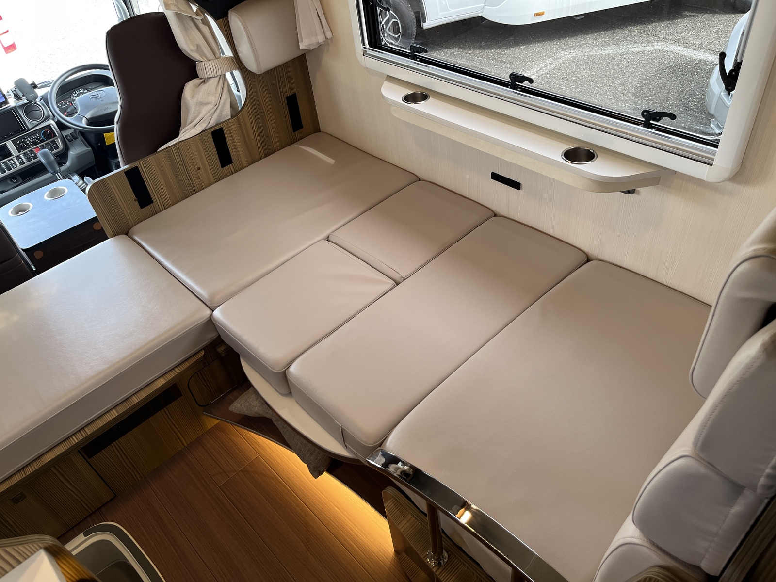 キャンピングカーキャブコン