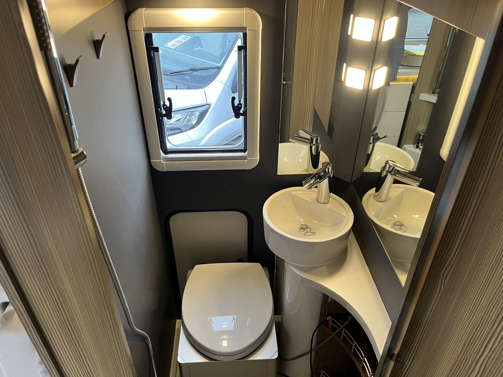 キャンピングカーキャブコン