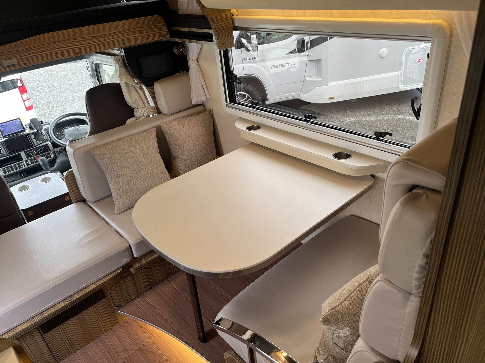 キャンピングカーキャブコン