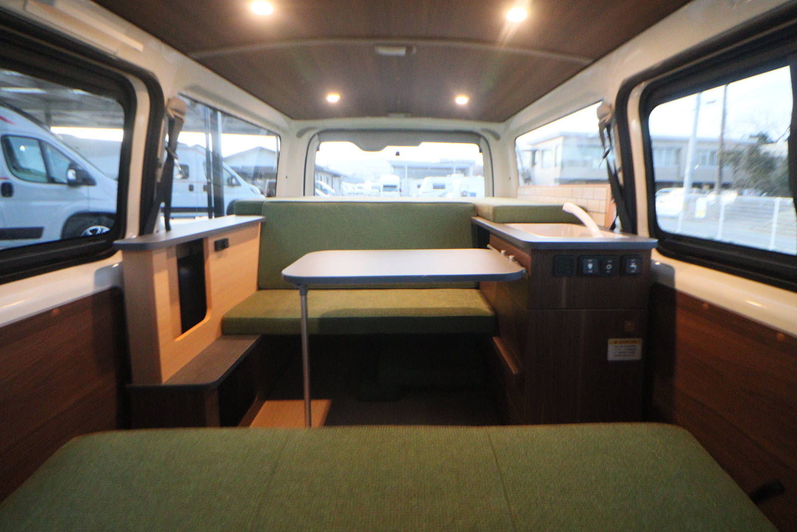 キャンピングカーバンコン