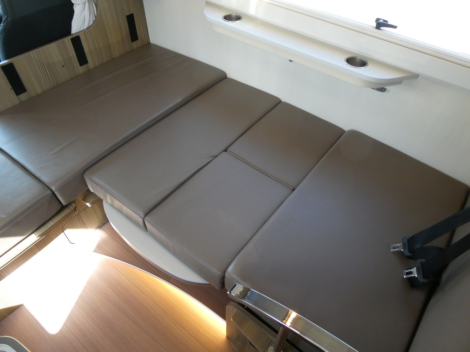 キャンピングカーキャブコン