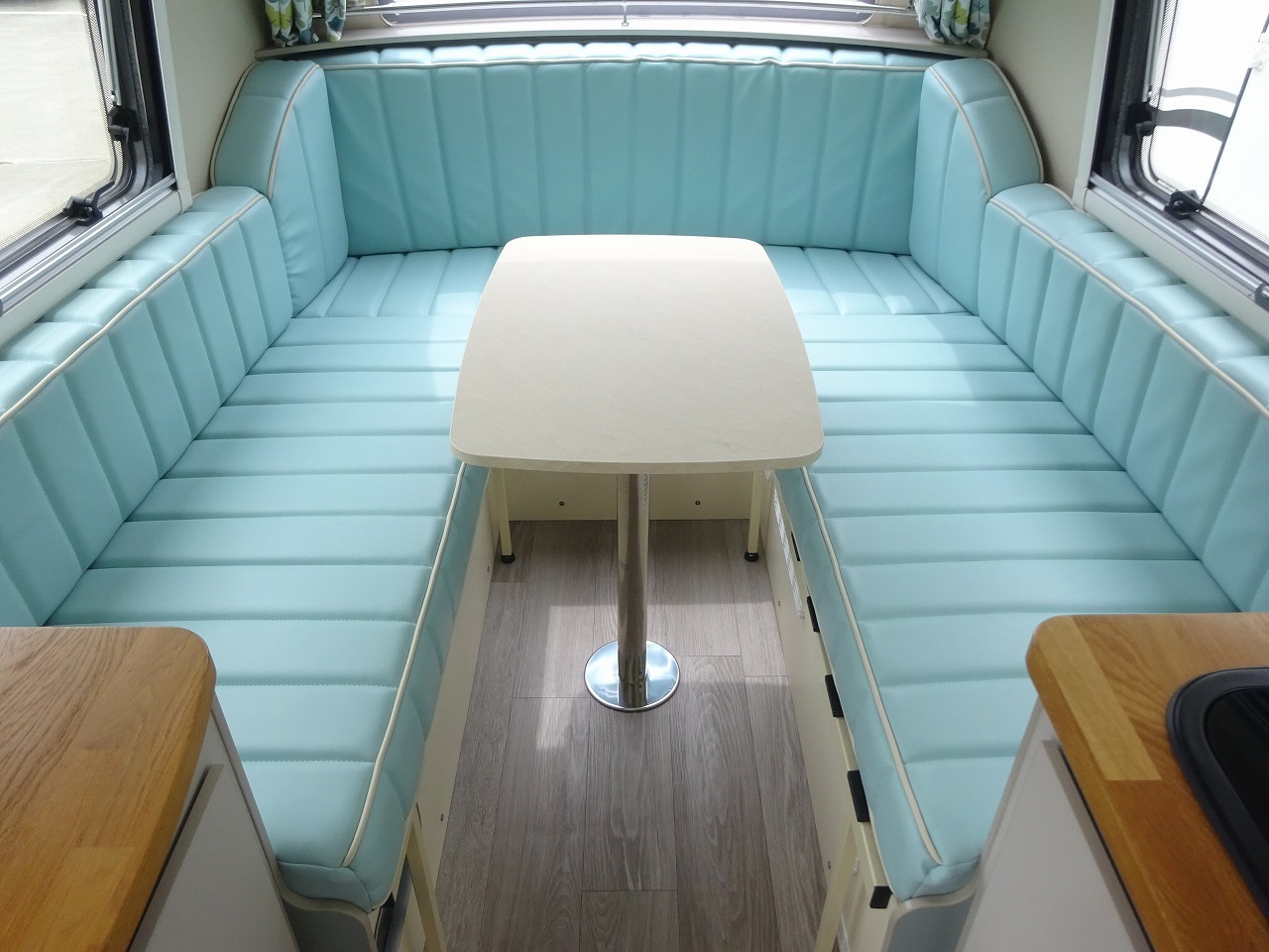 キャンピングカートレーラー