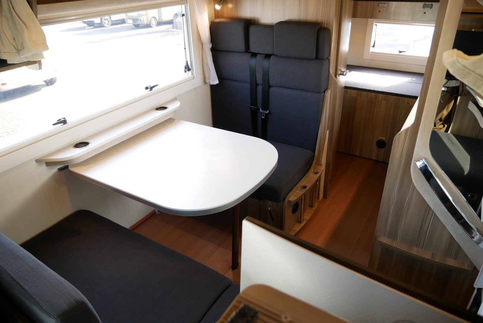 キャンピングカーキャブコン