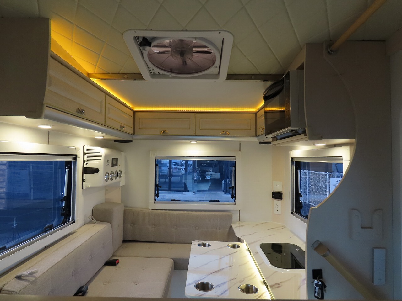 キャンピングカー軽キャンパー