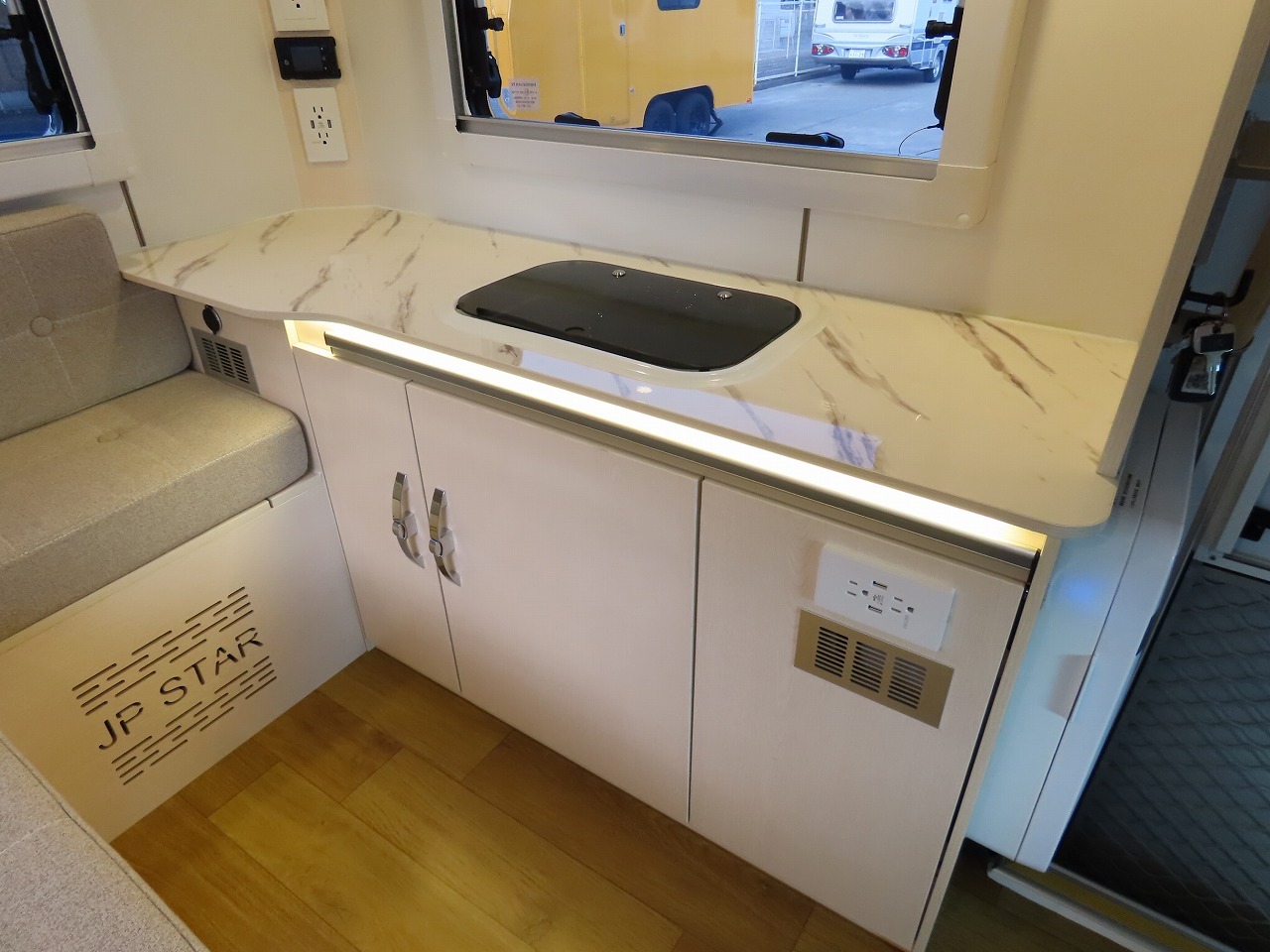 キャンピングカー軽キャンパー