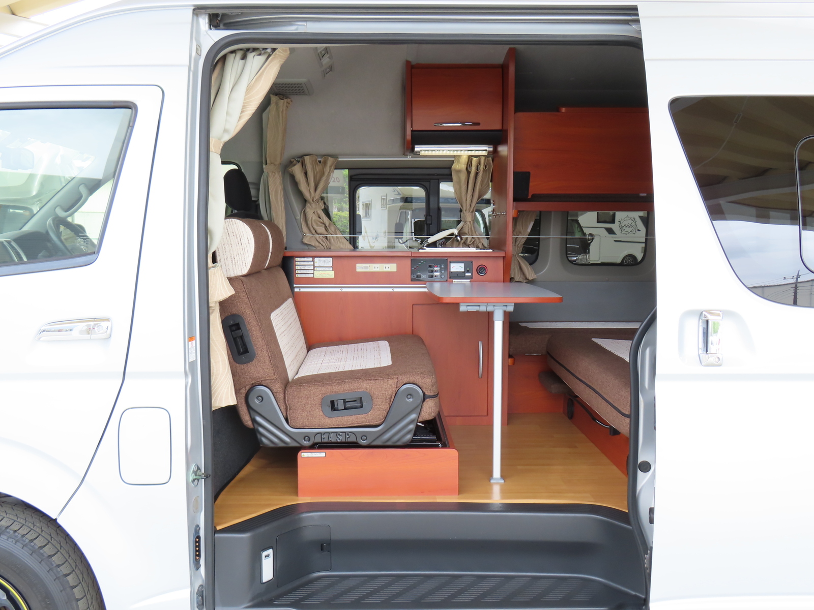 キャンピングカーバンコン